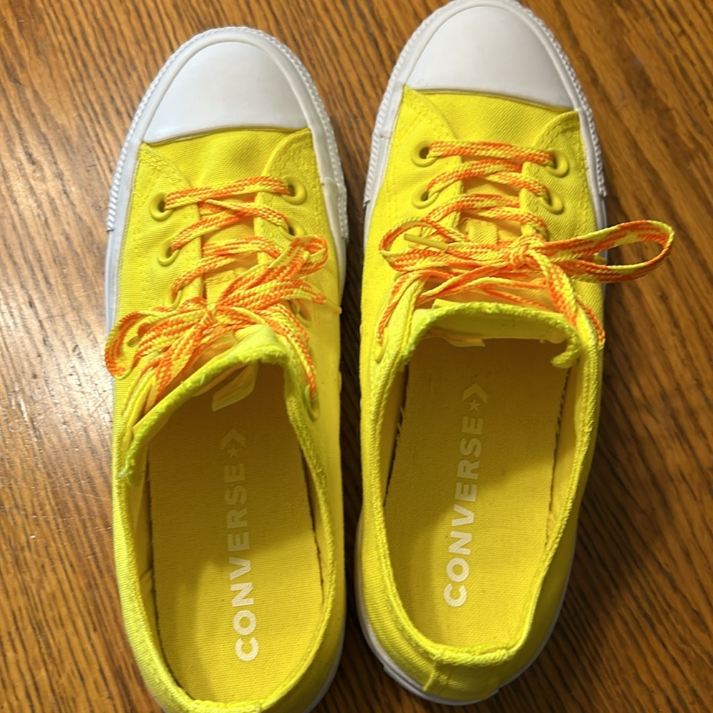 Excellent Condition! Converse 7.5 All Stars - Picture 7 of 12